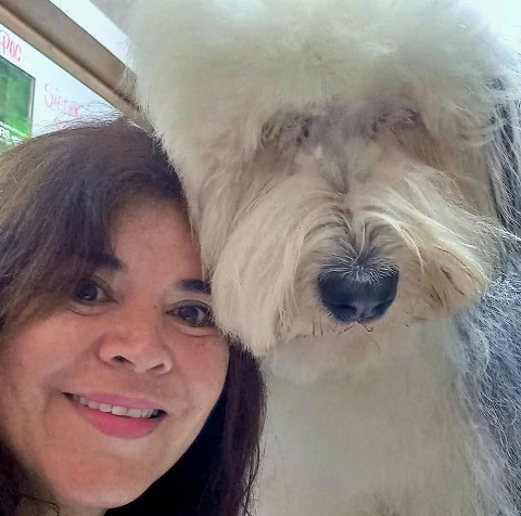 mujer junto a perro Gran Pirineo